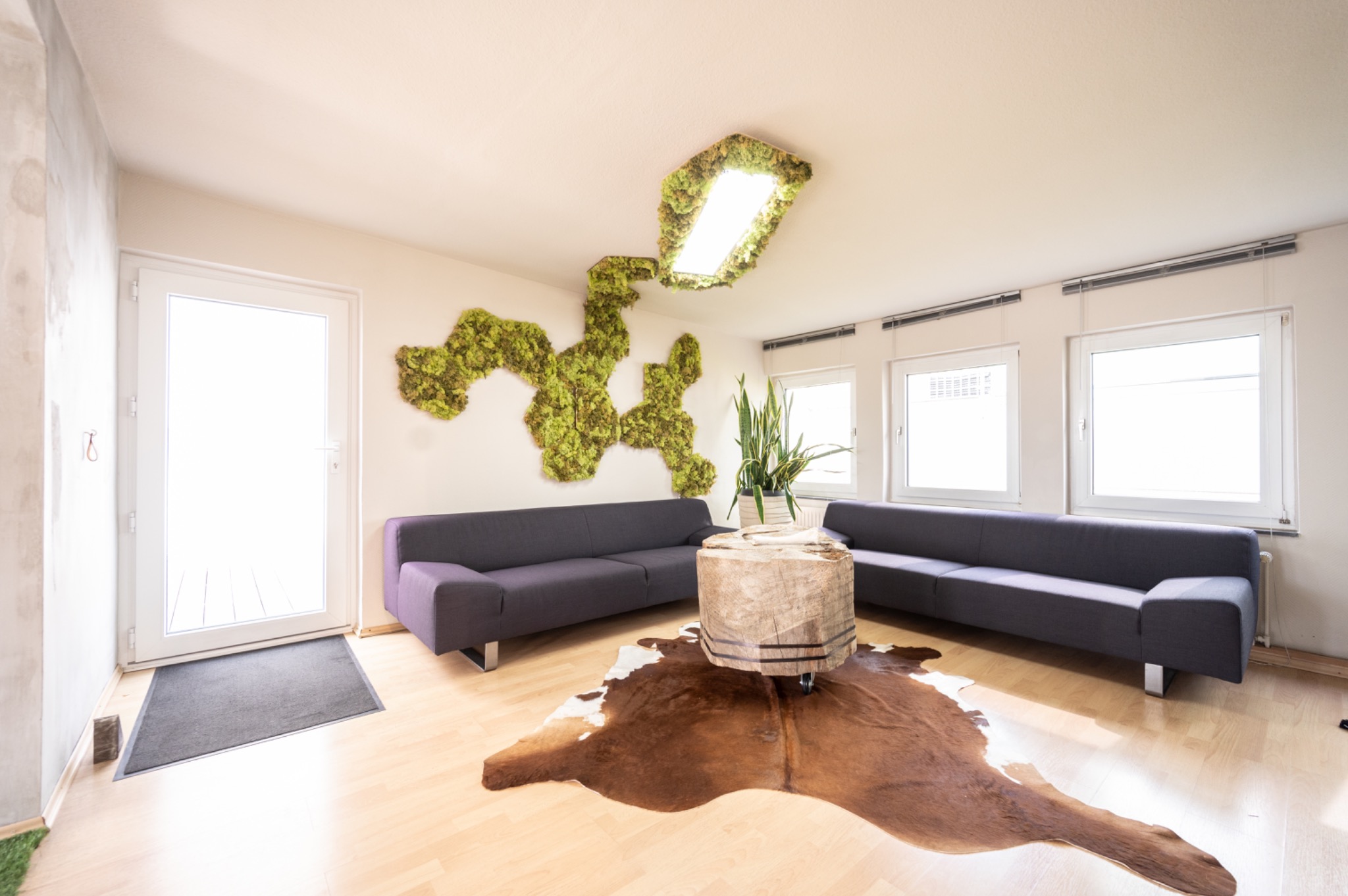 Lounge mit Moosinstallation im CODE LAB