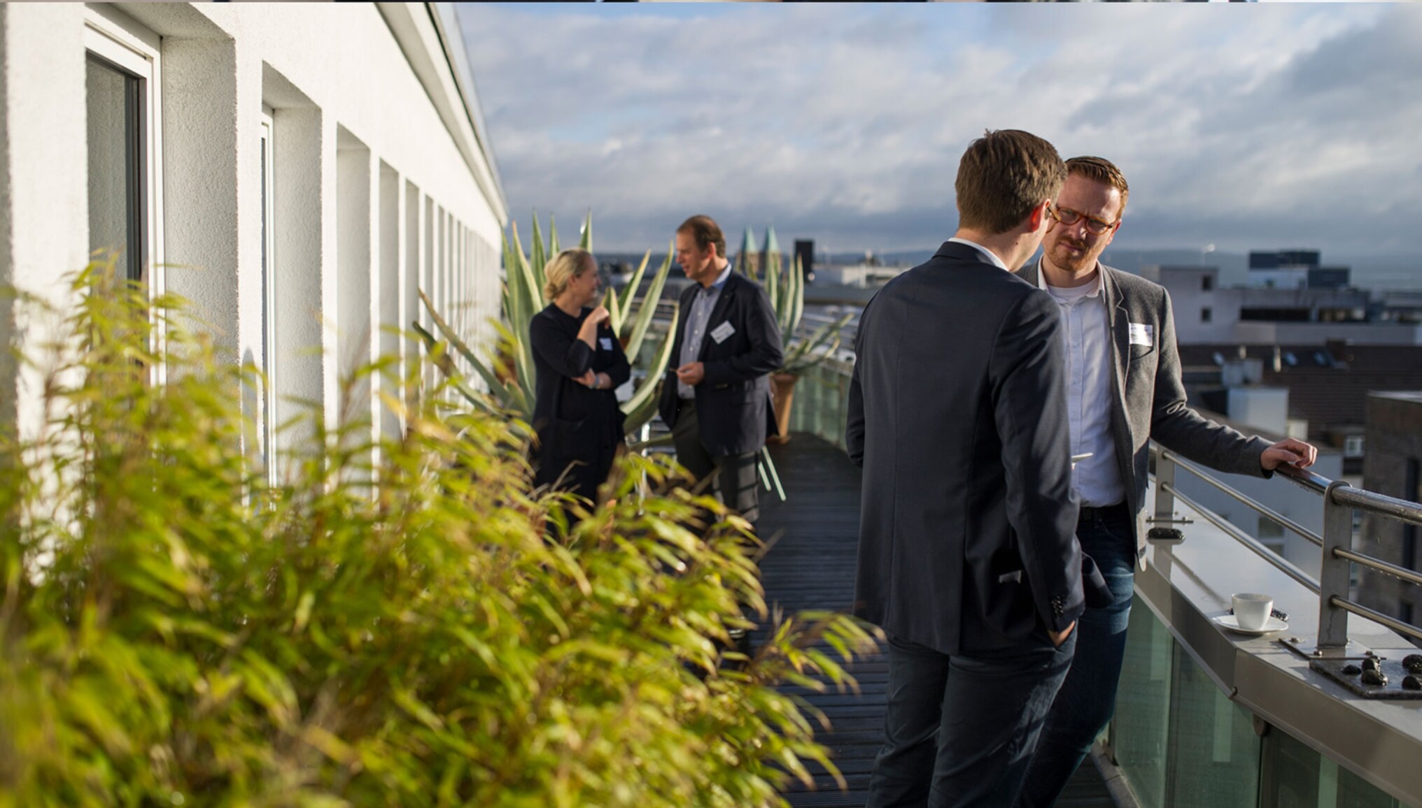 Austausch auf der Dachterrasse des CODE LAB in Kassel