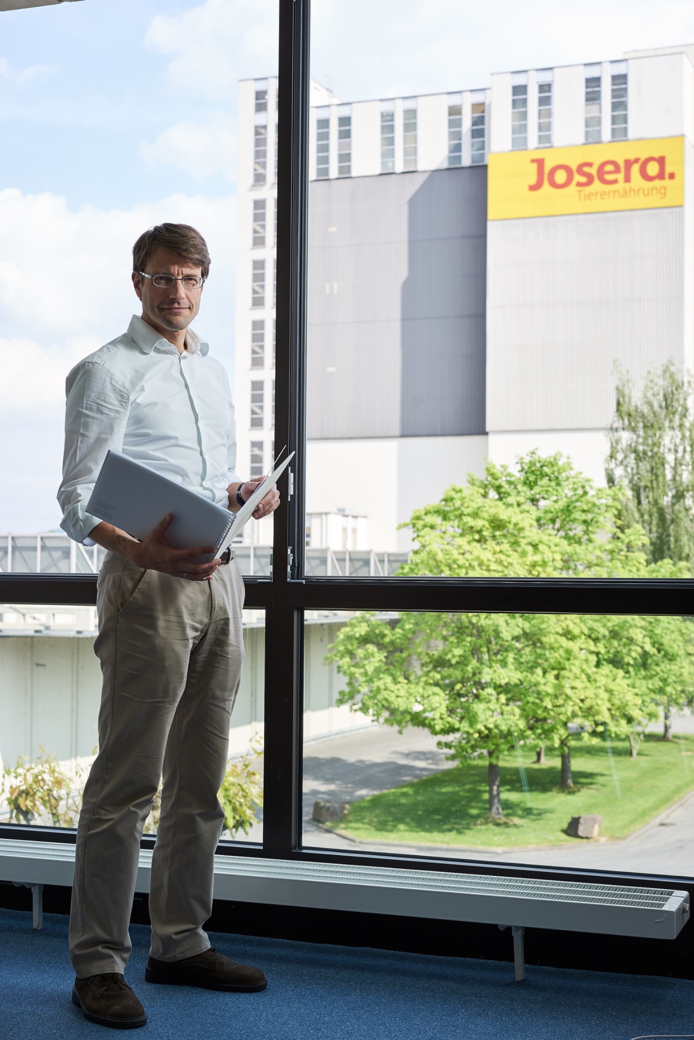 Frank Erbacher vor dem Josera-Werk